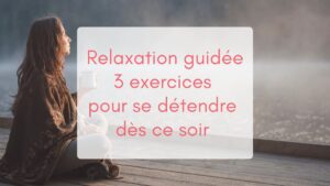 Femme avec une tasse fumante à la main, assise sur un ponton de bois, elle contemple le lac face à elle en souriant, après sa séance de relaxation guidée