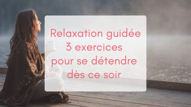 Femme avec une tasse fumante à la main, assise sur un ponton de bois, elle contemple le lac face à elle en souriant, après sa séance de relaxation guidée