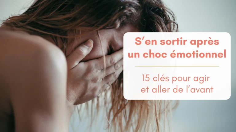 Une femme tient son visage entre ses mains, ses yeux sont fermés, elle semble en pleine crise émotionnelle. Bannière article "S'en sortir après un choc émotionnel, 15 clés pour agir et aller de l'avant".