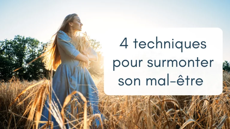 Une femme aux longs cheveux blonds lâchés, debout dans un champ de blé, tient un bouquet d'épis dans ses bras, large sourire, un rayon de soleil illumine son visage aux yeux fermés. Bannière article 4 techniques pour surmonter son mal-être.