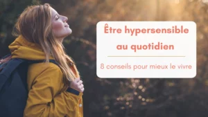 Une femme portant un kway jaune et un sac à dos hume l'air en fermant les yeux au levé du jour en pleine nature. Bannière pour article "être hypersensible, conseils pour mieux le vivre au quotidien"
