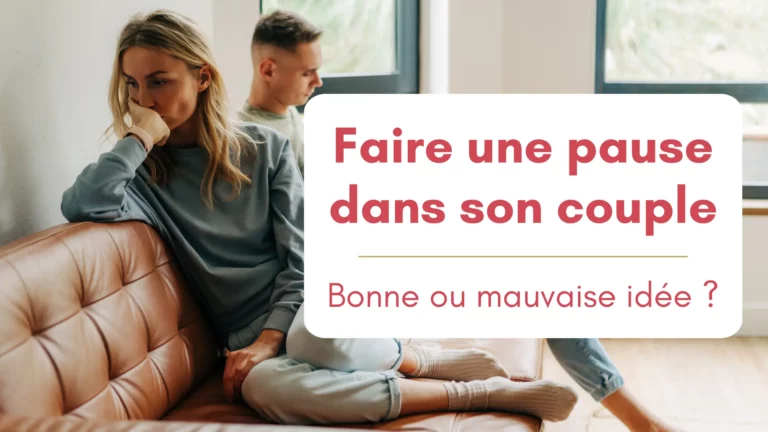 SUr un canapé, une femme tourne le dos à son conjoint, l'air triste et pensif, elle se questionne : faire une pause dans mon couple, bonne ou mauvaise idée ?