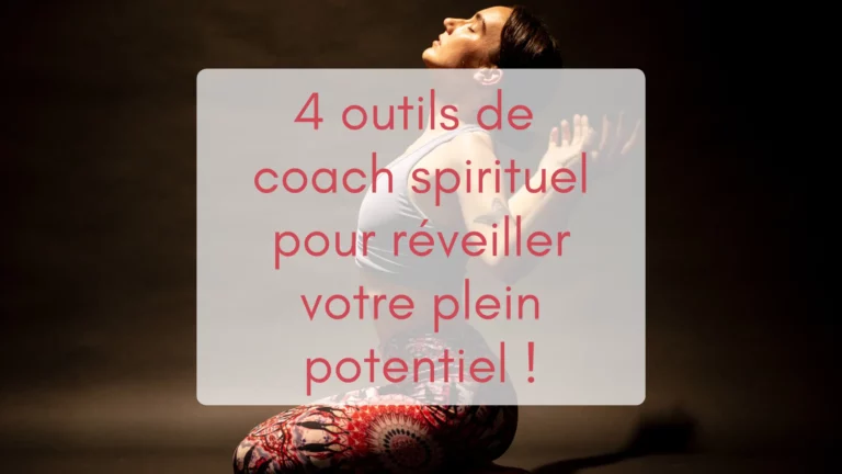 Superbe photo clair obscur d'une femme de profil, assise en position du lynx qui ouvre grand ses bras et son chakra du cœur, elle utilise les outils de coach spirituel