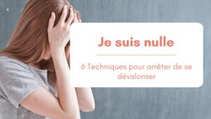 Fond gris, jeune femme aux longs cheveux châtains cache sa tête entre ses mains, on ne voit pas son visage.Bannière pour article "Je suis nulle, 6 techniques pour arreter de se dévaloriser".