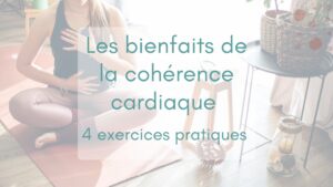 Une femme en tenue de yoga assise en tailleur au sol, une main sur le ventre et une autre sur le plexus solaire. Exercice de cohérence cardiaque aux multiples bienfaits