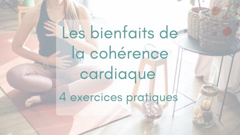 Une femme en tenue de yoga assise en tailleur au sol, une main sur le ventre et une autre sur le plexus solaire. Exercice de cohérence cardiaque aux multiples bienfaits