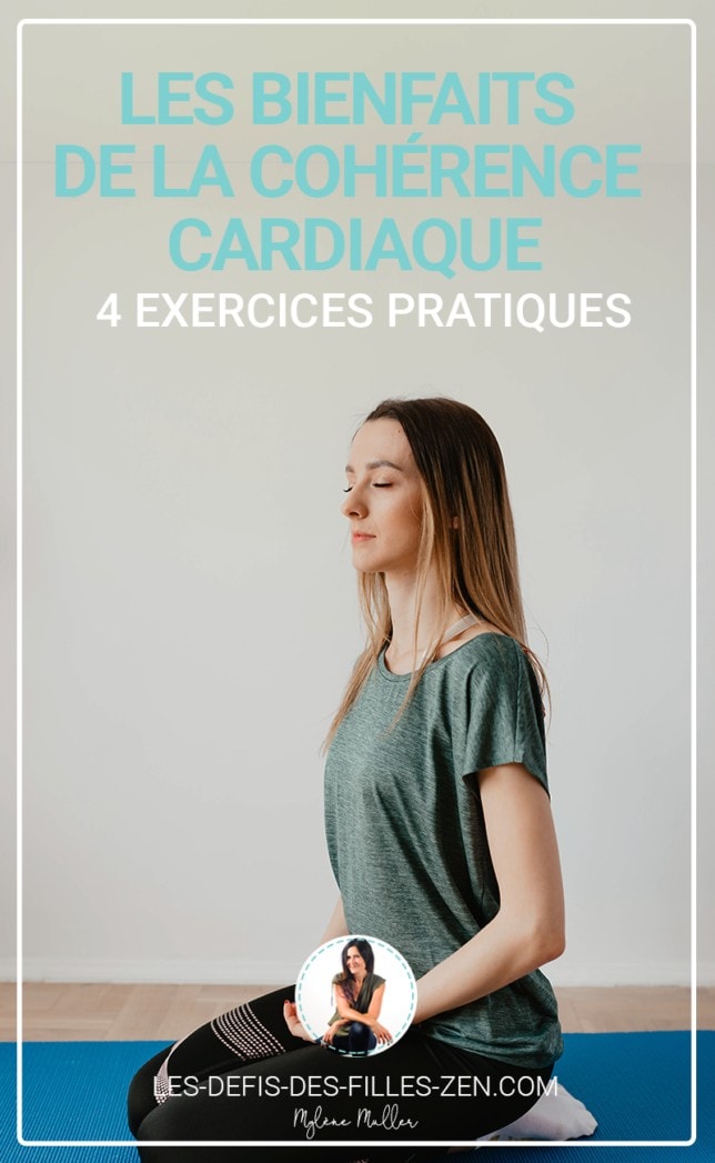 Une femme les yeux fermés assise sur son tapis de yoga pratique la cohérence cardiaque pour bénéficier de ses bienfaits. 