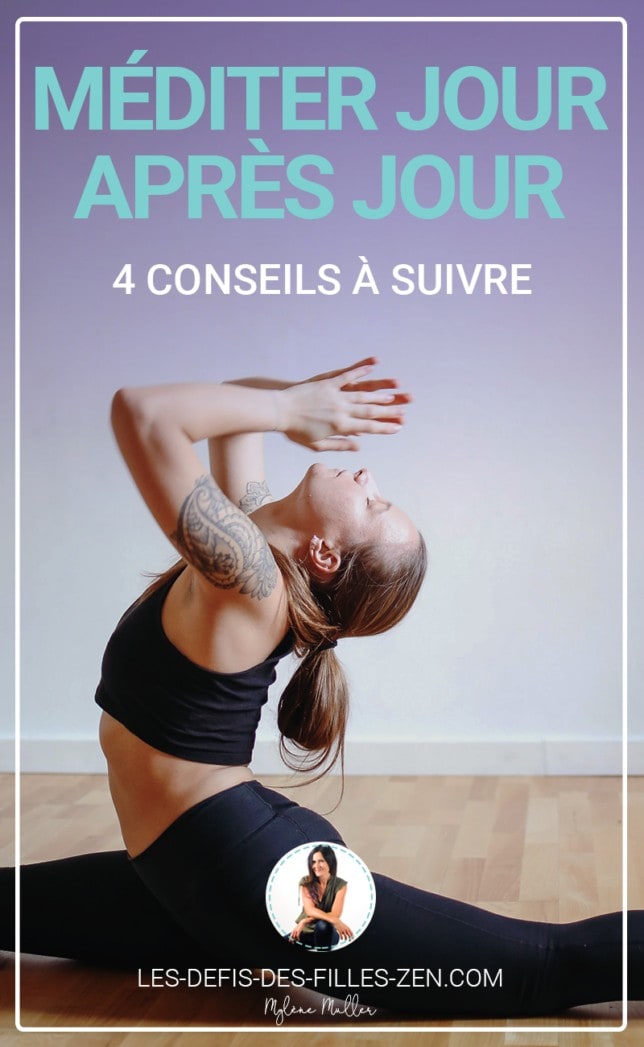 Femme en posture de yoga avec mains jointes, tête vers le ciel et dos arqué sur un parquet, moment de connexion intérieure et bien-être