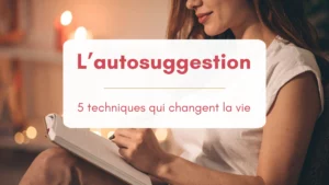 Femme assise dans un salon chaleureux, écrit sur un carnet en souriant, bannière article "l'autosuggestion, 5 techniques qui changent la vie"