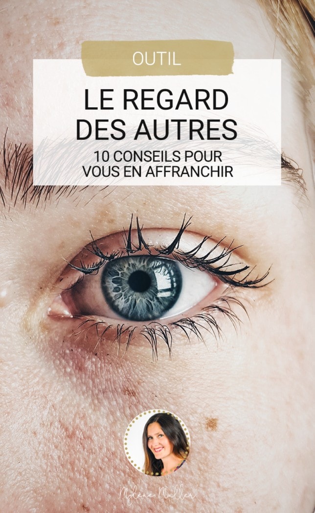 Gros plan sur un œil bleu qui nous fixe, illustration de l'article "Le regard des autres". 