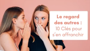 Une jeune femme confie un secret à l'oreille d'une autre qui semble choquée.