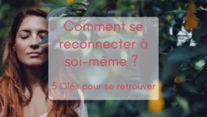Une femme, yeux fermés dans la nature verdoyante, cheveux longs lâchés, décontractée, elle se reconnecte à la nature et donc à elle-même, dans un instant de plénitude.
