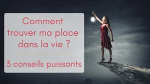 Une femme en tenue de soirée tient une lampe dans le noir, elle est au bord d'un précipice au-dessus d'un paysage désolé, elle crie. Illustration de l'article "trouver sa place dans la vie"