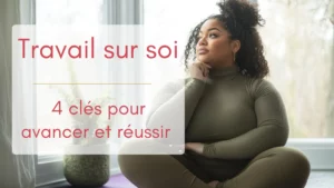 Une jeune femme assise en tailleur devant sa fenêtre est en pleine introspection, photo illustrant l'article "travail sur soi"