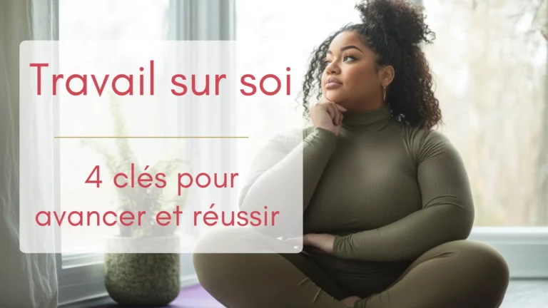 Une jeune femme assise en tailleur devant sa fenêtre est en pleine introspection, photo illustrant l'article "travail sur soi"