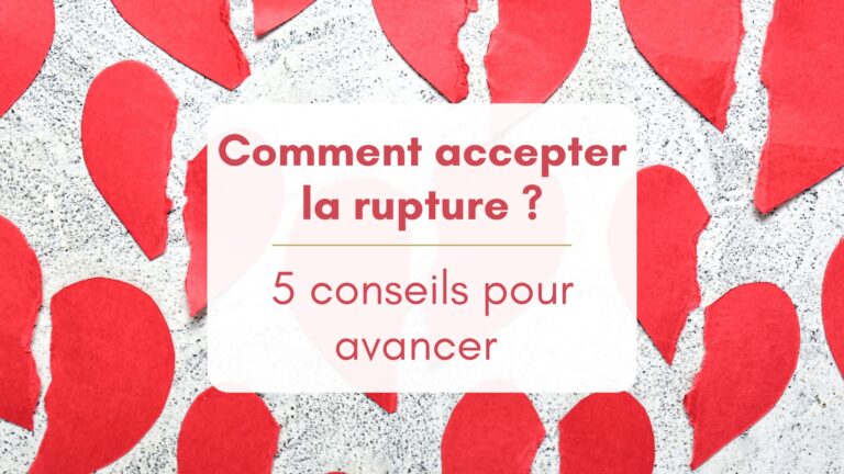 Bannière remplie de petits cœurs rouges en papier déchirés en deux, représentation de la séparation amoureuse.