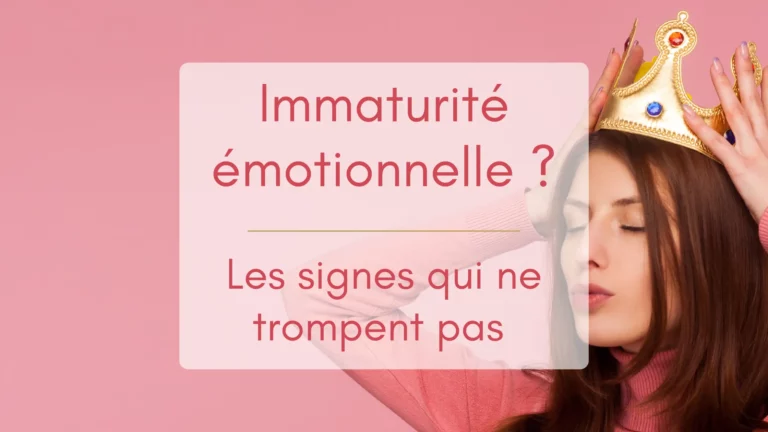 Une femme en pull rose sur fond rose pose une couronne dorée sur sa tête, le syeux fermés et la bouche en cul de poule, illustration de l'immaturité émotionnelle