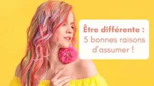 Jeune femme aux cheveux multicolores avec une fleur rose dans le cou : bannière pour article "être différente, 5 raisons d'assumer"