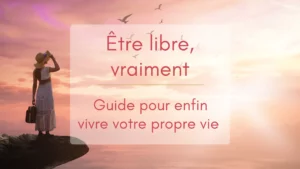 Une femme en tenue de vacances une valise à la main regarde l'horizon rosé du coucher du soleil au-dessus des nuages, incarne une personne qui a fait le choix d'être libre
