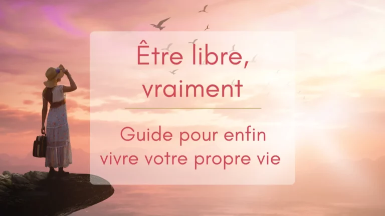 Une femme en tenue de vacances une valise à la main regarde l'horizon rosé du coucher du soleil au-dessus des nuages, incarne une personne qui a fait le choix d'être libre