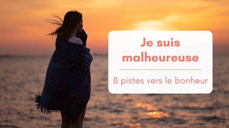 Une jeune femme emmitouflée dans une grosse couverture, de dos, regarde le soleil couchant sur laplage, bannière article "je suis malheureuse, 8 pistes vers le bonheur"