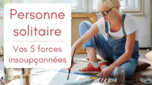 Une femme est assise à même le sol, elle est concentrée sur l'une de ses créations artistiques. Photo illustrant les forces des personnes solitaires.