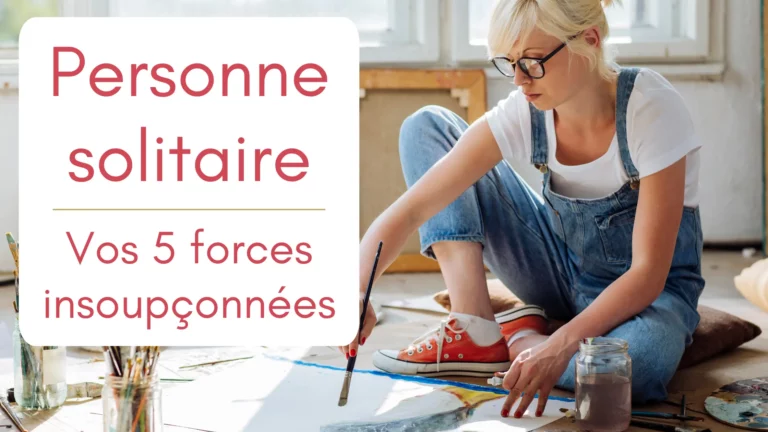 Une femme est assise à même le sol, elle est concentrée sur l'une de ses créations artistiques. Photo illustrant les forces des personnes solitaires.