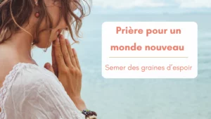 Une femme souriante, yeux fermés, prie face à l'eau. Bannière pour article "Prière pour un monde nouveau"