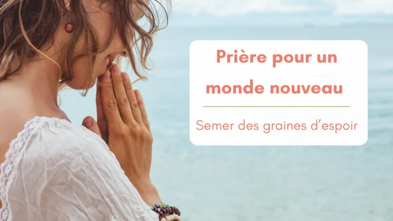 Une femme souriante, yeux fermés, prie face à l'eau. Bannière pour article "Prière pour un monde nouveau"