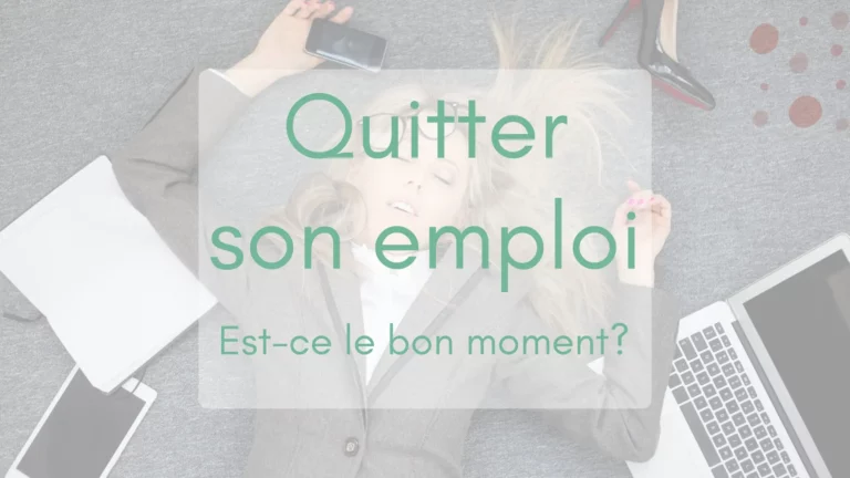 Une femme en tenue de travail écroulée sur le sol d'un bureau, les yeux fermés, entourée d'un ordinateur portable, d'un téléphone, d'escarpins et d'une tablette, symboles classiques du travail. Symbole qu'il est grand temps de quitter son travail.
