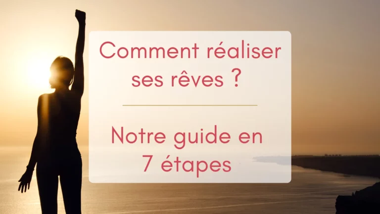 Une femme à contrejour au sommet d'une montagne face à la mer et au soleil couchant. ELle lève le bras vers le ciel en signe de triomphe, elle a réalisé ses rêves !