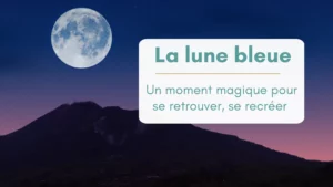Lune bleue au-dessus d'un relief de montagne à la tombée de la nuit, dégradé de couleur roses, violettes et bleu. Bannière pour article "La lune bleue, un temps de reconnexion à soi"