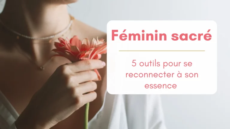 Photo en gros plan sur une main de femme tenant une fleur orangée, image douce et délicate pour illustrer le concept de féminin sacré
