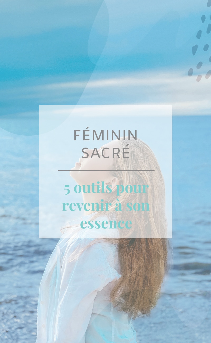 Une femme au bord de l'eau, yeux fermés, tête en arrière, semble savourer le moment. Image illustrant article sur le féminin sacré. 