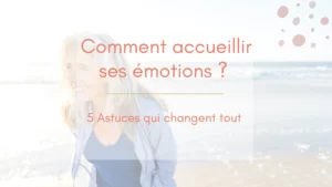 Une femme rit au bord de la mer, le soleil illumine son visage, elle a appris à acceuillir ses émorions