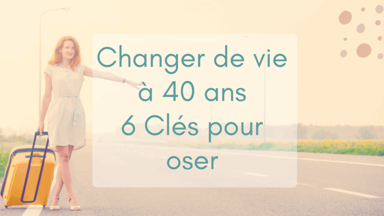 Une femme rousse d'une quarantaine d'années en robe, cheveux lachés, tient une valise dans sa main droite, au bord de la route dans la campagne, prête à partir en voyage, changer de vie !