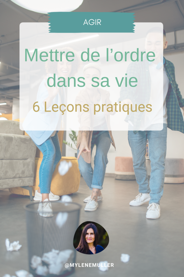 Des adultes visent une poubelle pour y jeter des papiers froissés. Symbole du tri pour illustrer article "Mettre de l'ordre dans sa vie, 6 leçons pratiques"