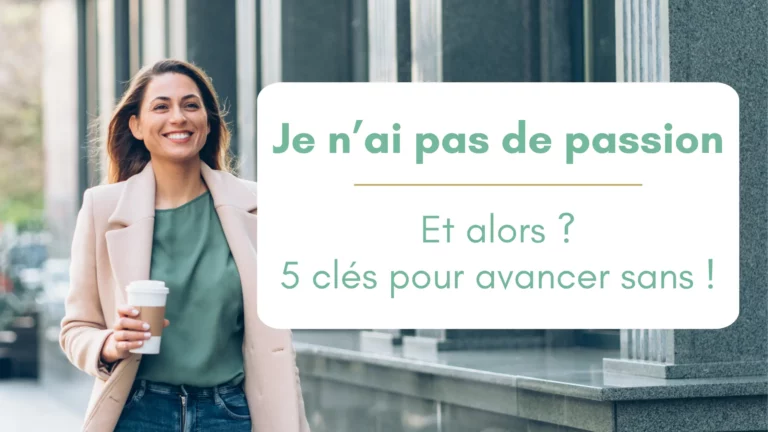 Une femme dans les rues d'une ville, un mug à la main, en tenue classique, avance, confiante, un café à la main. Bannière pour article "je n'ai pas de passion, 5 clés pour avancer"