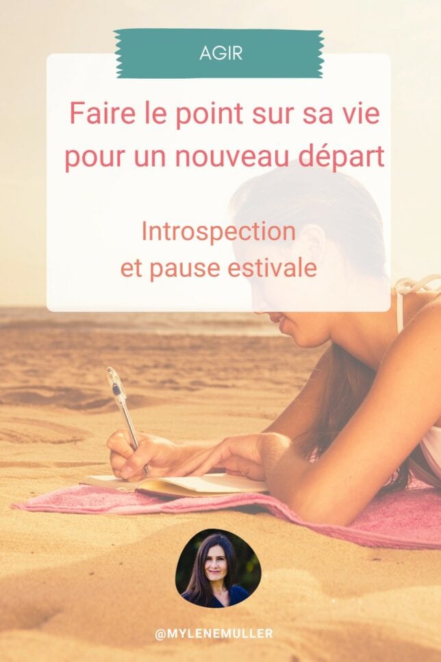 Une jeune femme allongée sur une serviette à la plage est concentrée sur les notes qu'elle est en train d'inscrire dans un cahier