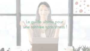 Une femme médite avec le sourire devant son ordinateur de bureau