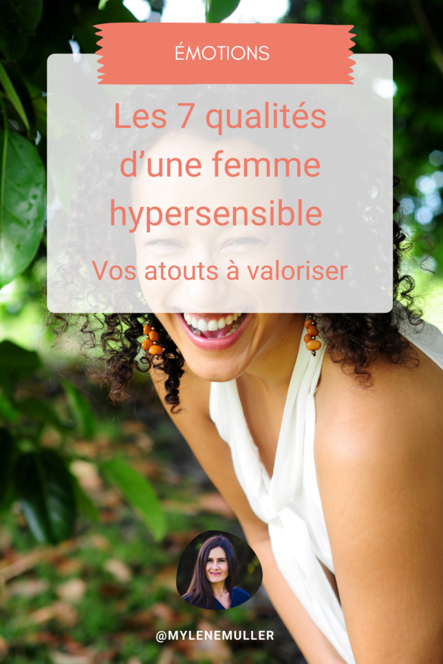 Femme riant aux éclats dans la nature, illustration article "Qualités de la femme hypersensible"