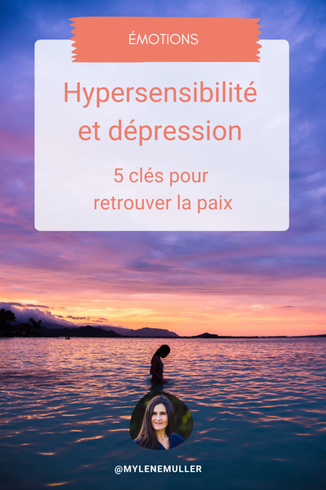 La silhouette d'une femme au soleil couchant qui avance sereinement dans l'eau, vignette illustrant l'article hypersensibilité et dépression