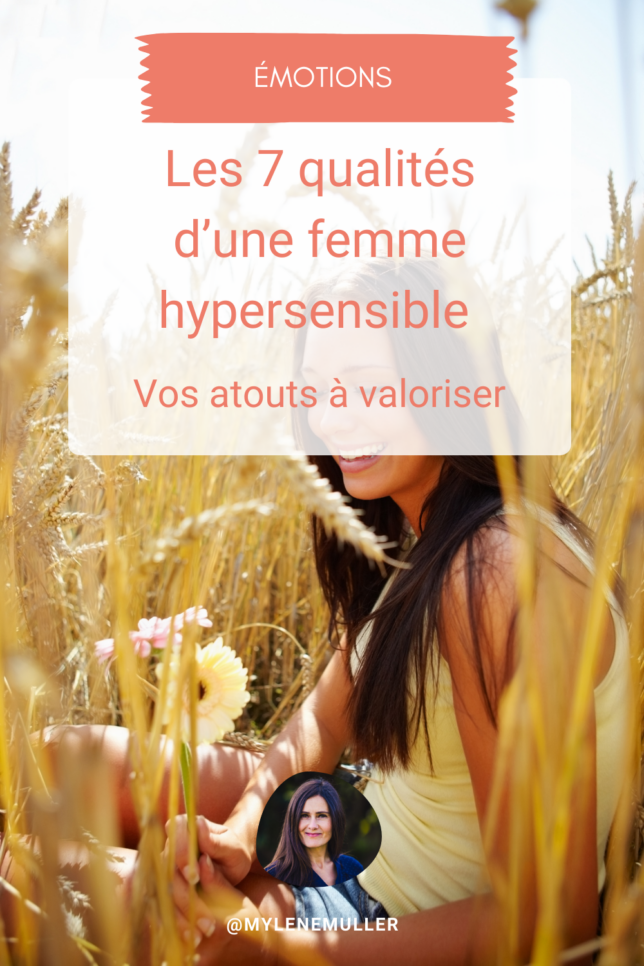 Femme riant assise dans champ de blé, illustrant article "Qualités de la femme hypersensible"