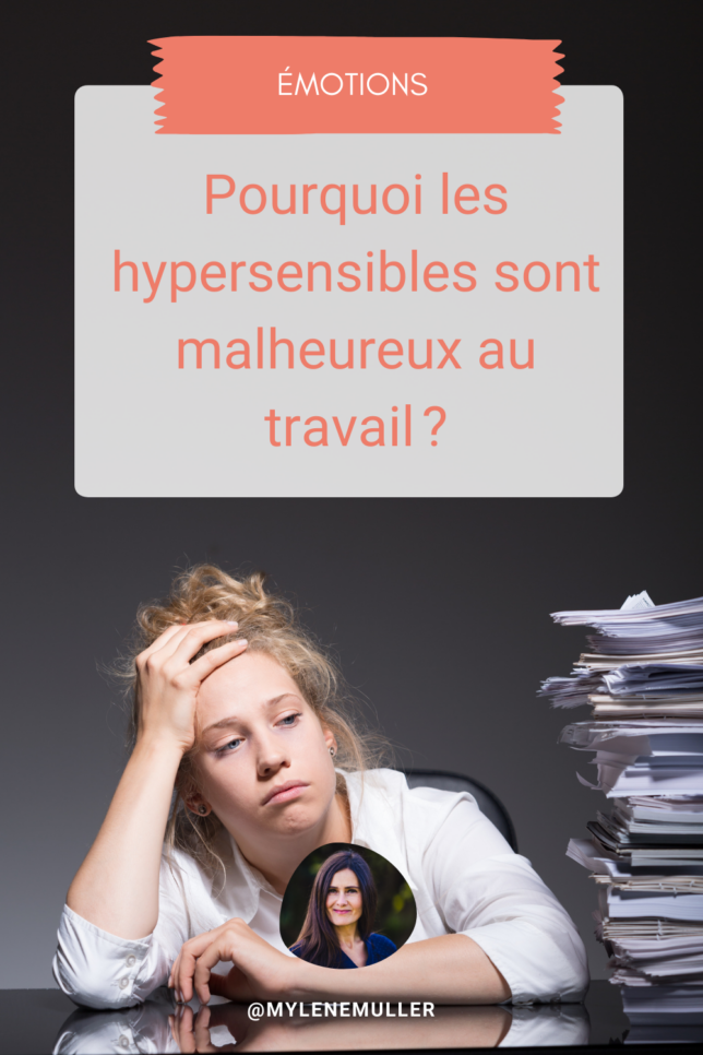 Femme épuisée à son, bureau, immense pile de dossiers à côté de son visage désespéré illustration article "pourquoi les hypersensibles sont malheureux au travail"