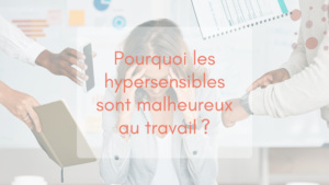 Femme tête baissée à son bureau, sollicitée de tout coté par collègues de bureau, illustration article "pourquoi les hypersensibles sont malheureux au travail"