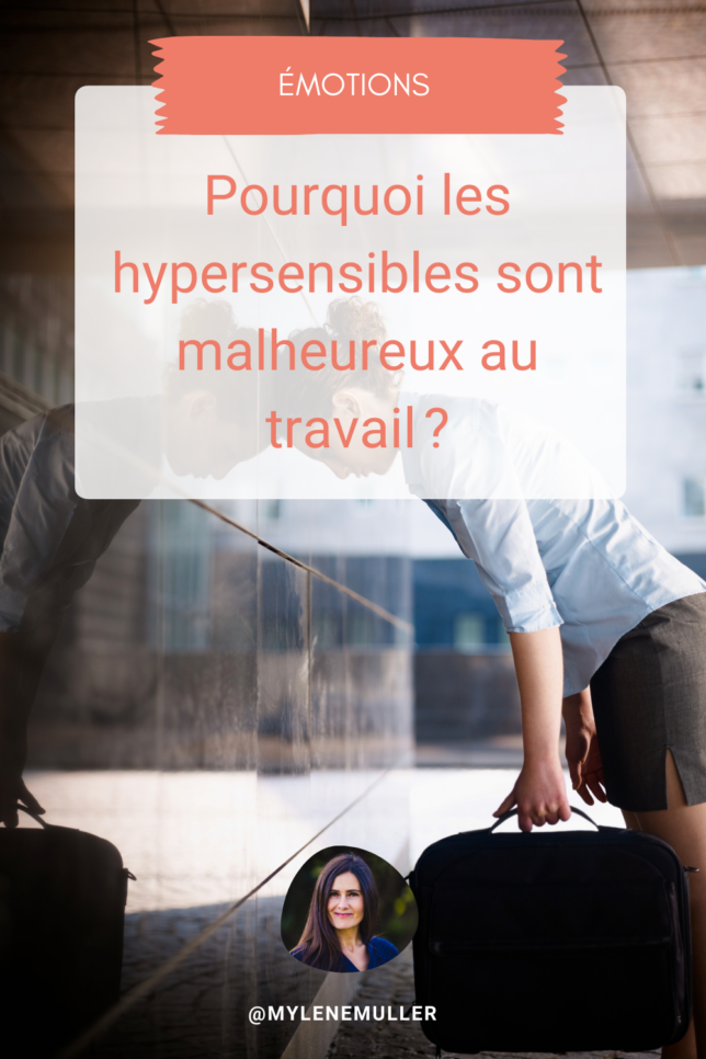 Une professionnelle la tête baissée plaquée contre un mur, attaché-case à la main, illustration de l’épuisement professionnel pour article "pourquoi les hypersensibles sont malheureux au travail ?