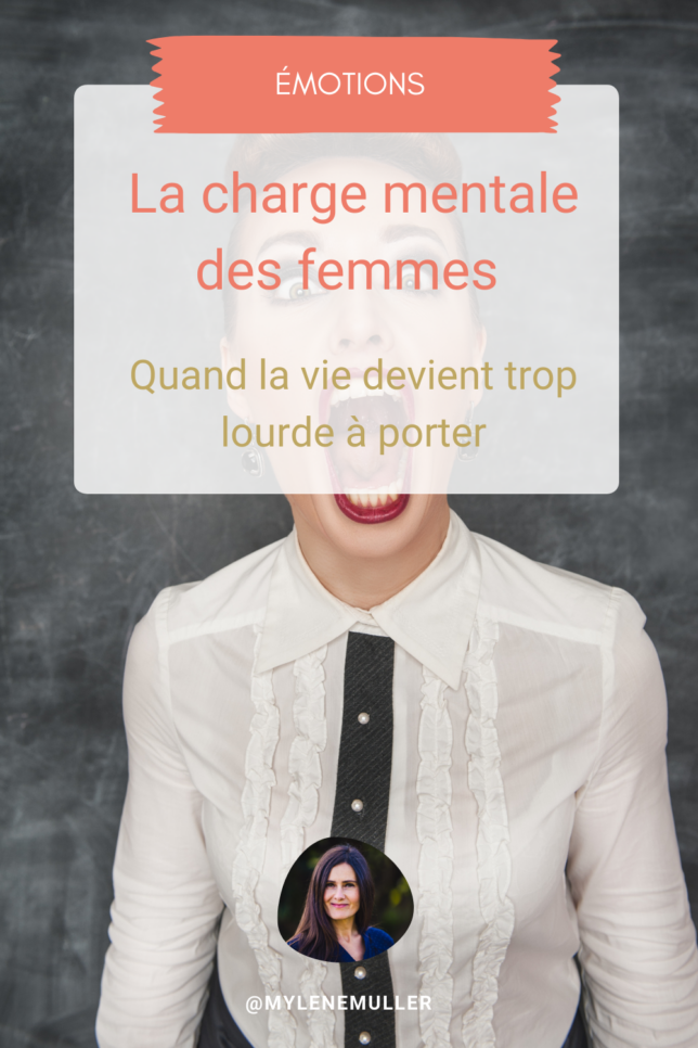 Une femme crie à gorge déployée, moment de crise illustrant l'article "LA charge mentale des femmes"