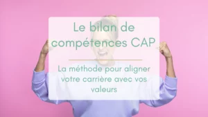 Femme blonde portant un pull violet, souriante et faisant un signe de force avec son bras, sur un fond rose vif. Illustration dynamique et joyeuse pour le bilan de compétences CAP, symbolisant confiance en soi et réussite personnelle.