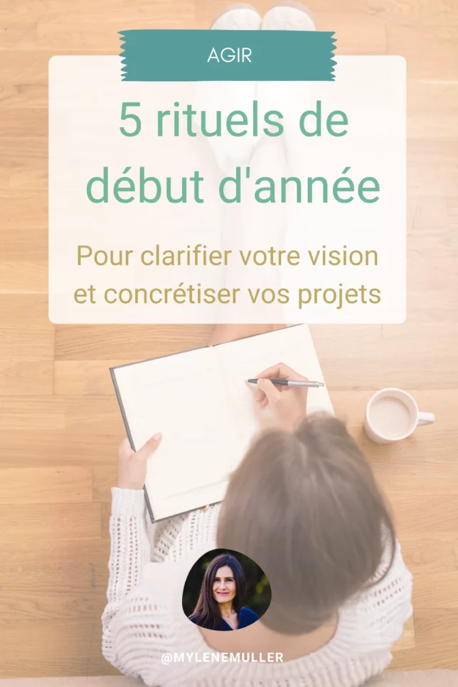 Femme écrivant dans son cahier avec une tasse de café, illustrant la planification des projets pour bien débuter l'année