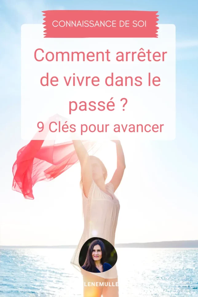 Une femme danse avec un long voile coloré devant une mer scintillante au soleil. Elle a fait la paix avec son passé.